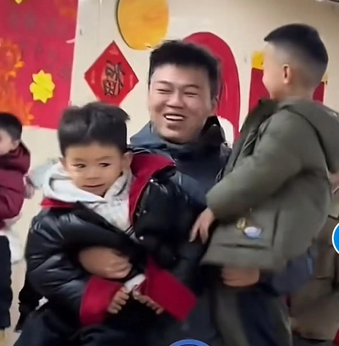 心酸又感动！陕西icon，一幼儿园举办元旦亲子活动，一个父亲正抱着自己的儿子，却