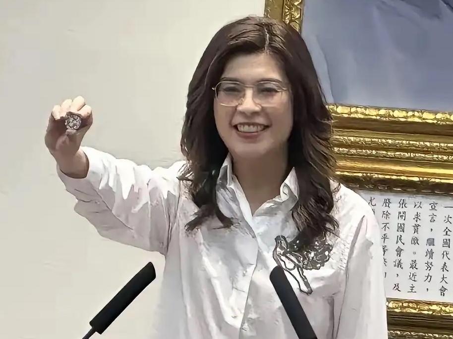 中国"国民党主席"郑丽文发表声明。7月1日这天，郑丽文在国民党的中常会上，掏
