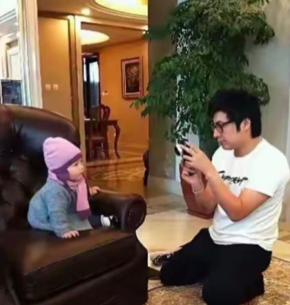 王诗龄小时候的可爱照，她是爸妈唯一的宝贝，是泡在蜜罐里长大的