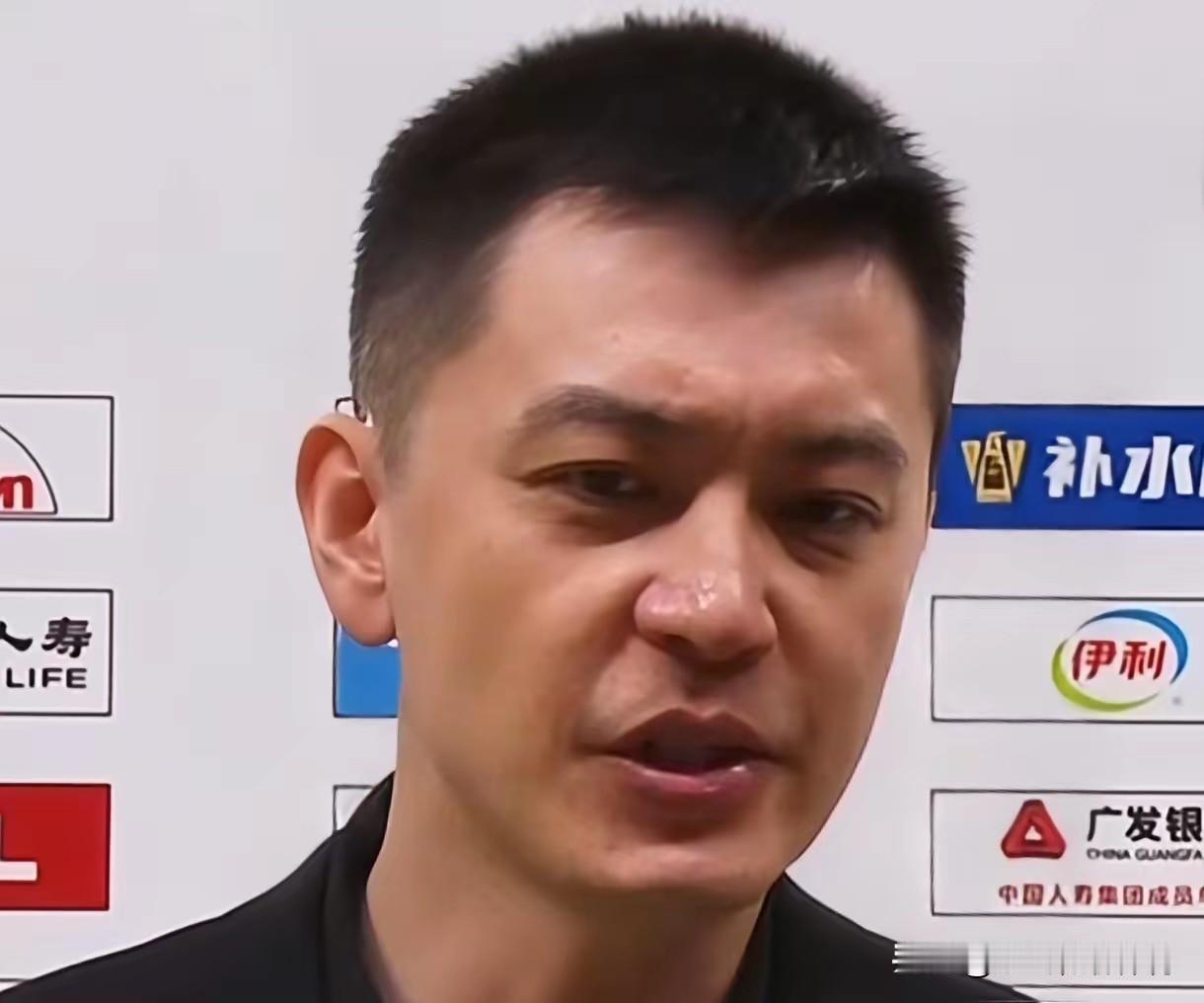 杨鸣指导不应该在球队最困难的时候离开，大概有三种原因让他彻底放弃留队的信心！