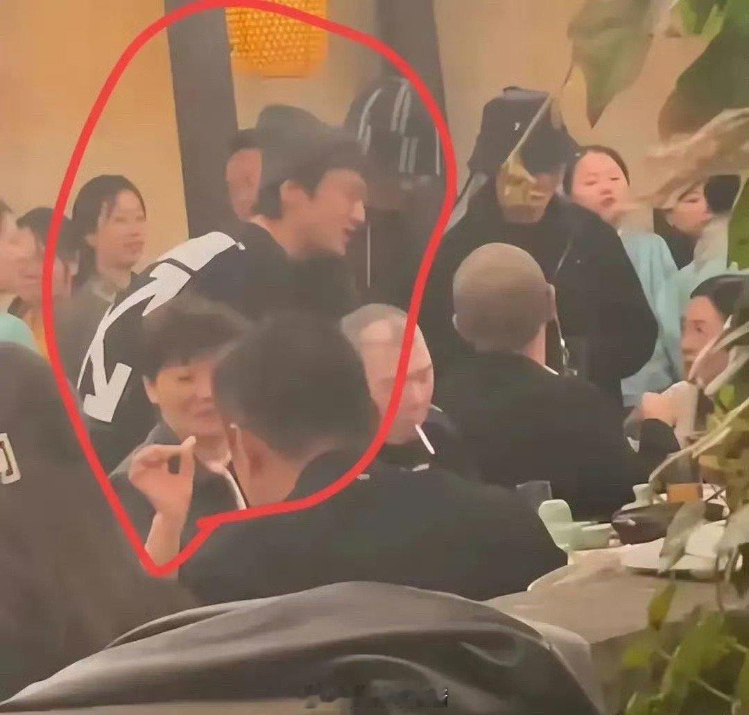 还以为他不食人间烟火，给大导演敬酒，就差90鞠躬了​​​