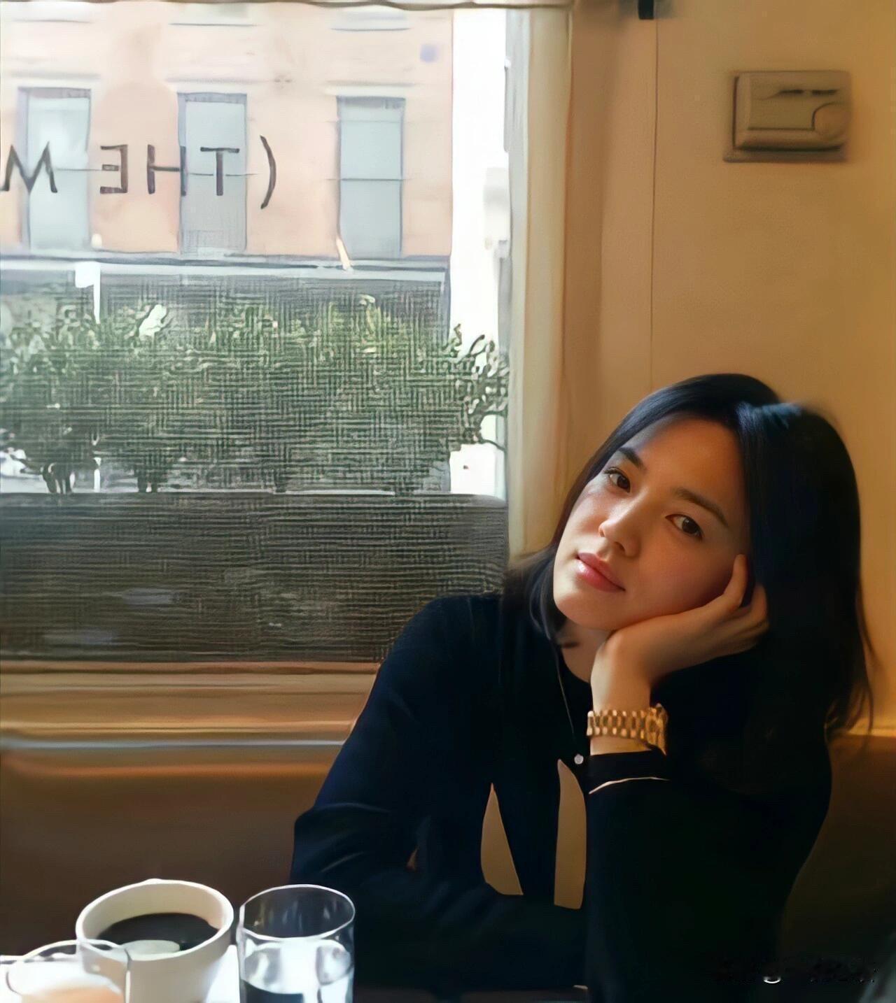 谁懂宋慧乔这种独特气质啊!真的越品越绝!表面温温柔柔,却自带淡淡的疏离感。