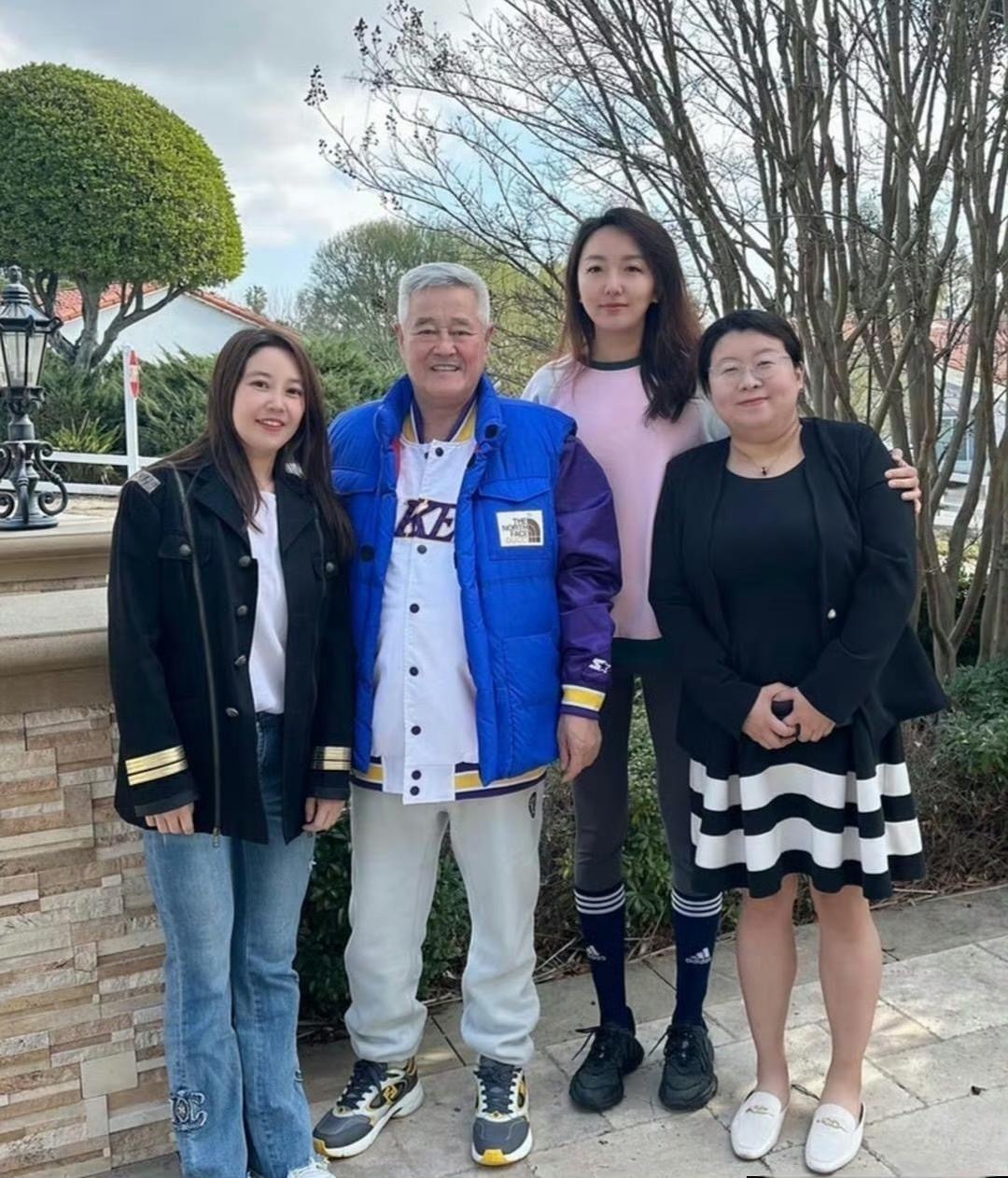 68岁赵本山在美国加州被偶遇，大牌加身虽然头发花白，但精气神看着挺好