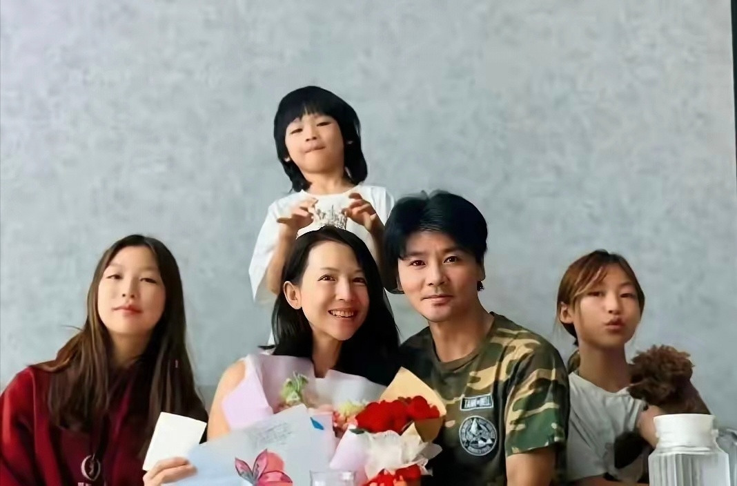 蔡少芬的女儿长大了，五官特别像爸爸张晋，真的是女大十八变，越变越好看呢