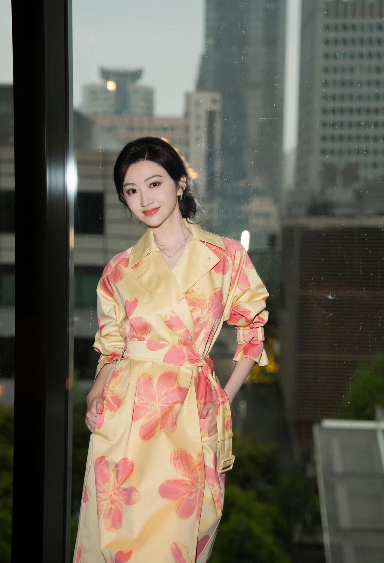 原文写的是：“有时候剧组夫妻，一进组四五十天，一般和一个男的拍戏，晚上做爱，白天
