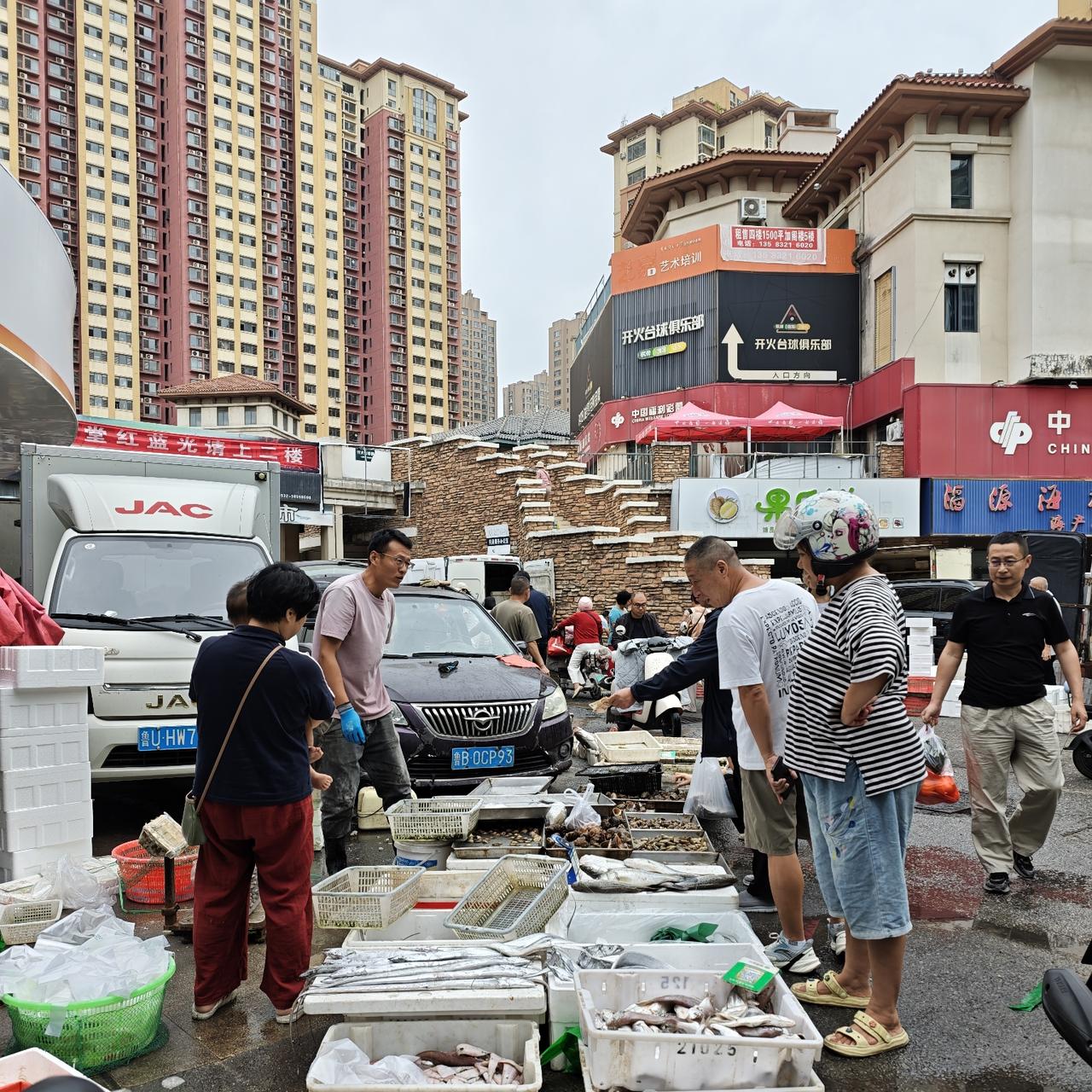 今天已是开海后的第13天了，海鲜市场上的海鲜越来越丰富了。除了以往常见的黄花、