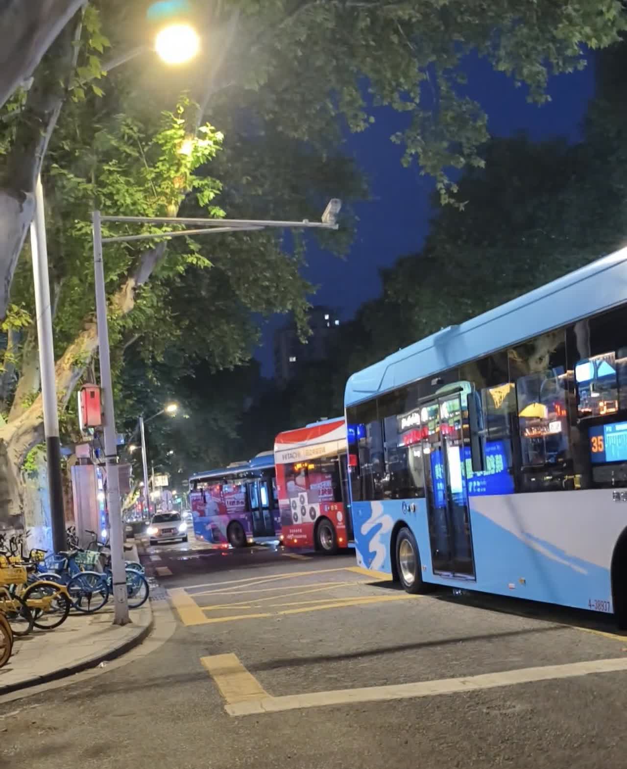 “谁给你的勇气？”江苏南京，公交车离开站台在等红绿灯，女子跑过来要求司机开门未果