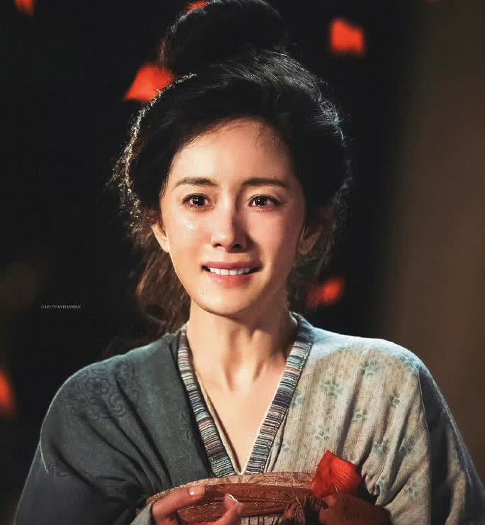 杨幂今年势头好猛！去年三连扑了之后，今年演技大出圈。在《酱园弄力压赵丽颖，现