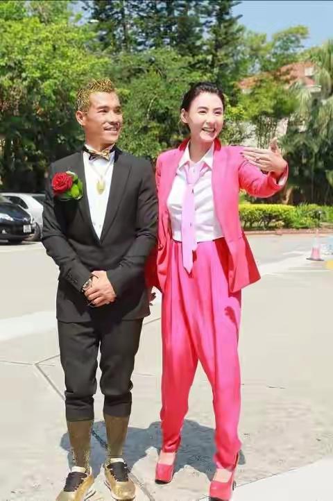 张柏芝这弟弟颜值跟她比就差远了，都不敢信还跟她是龙凤胎，不过他弟弟也不差，是顶级