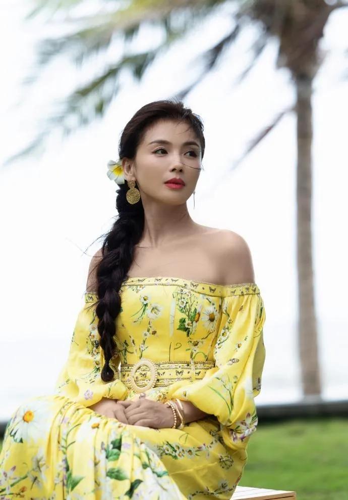 刘涛麻花辫太减龄了！🌼侧编麻花辫+黄色一字肩印花裙，明媚又少女，这状态谁