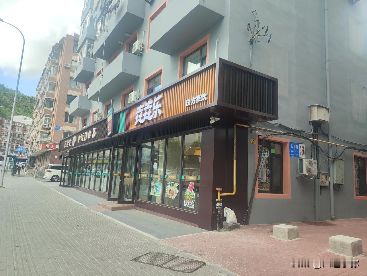 大连长春路老楼换新装，这“新衣”穿得真暖和！昨天路过长春路，我直接被眼前的老