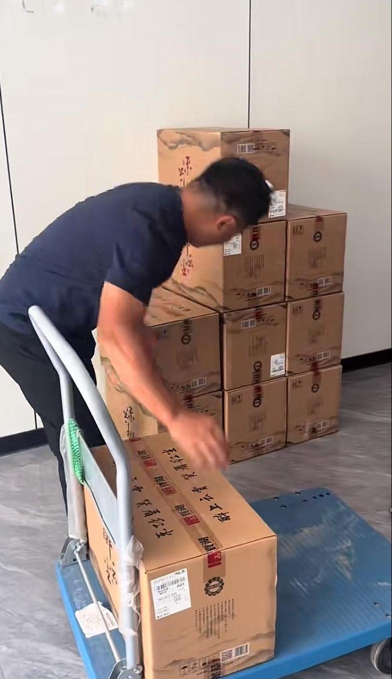 500万白酒压在手里两年没卖完，谁遇上不闹心？张大炮最憋屈的事，就是被新疆孟班长