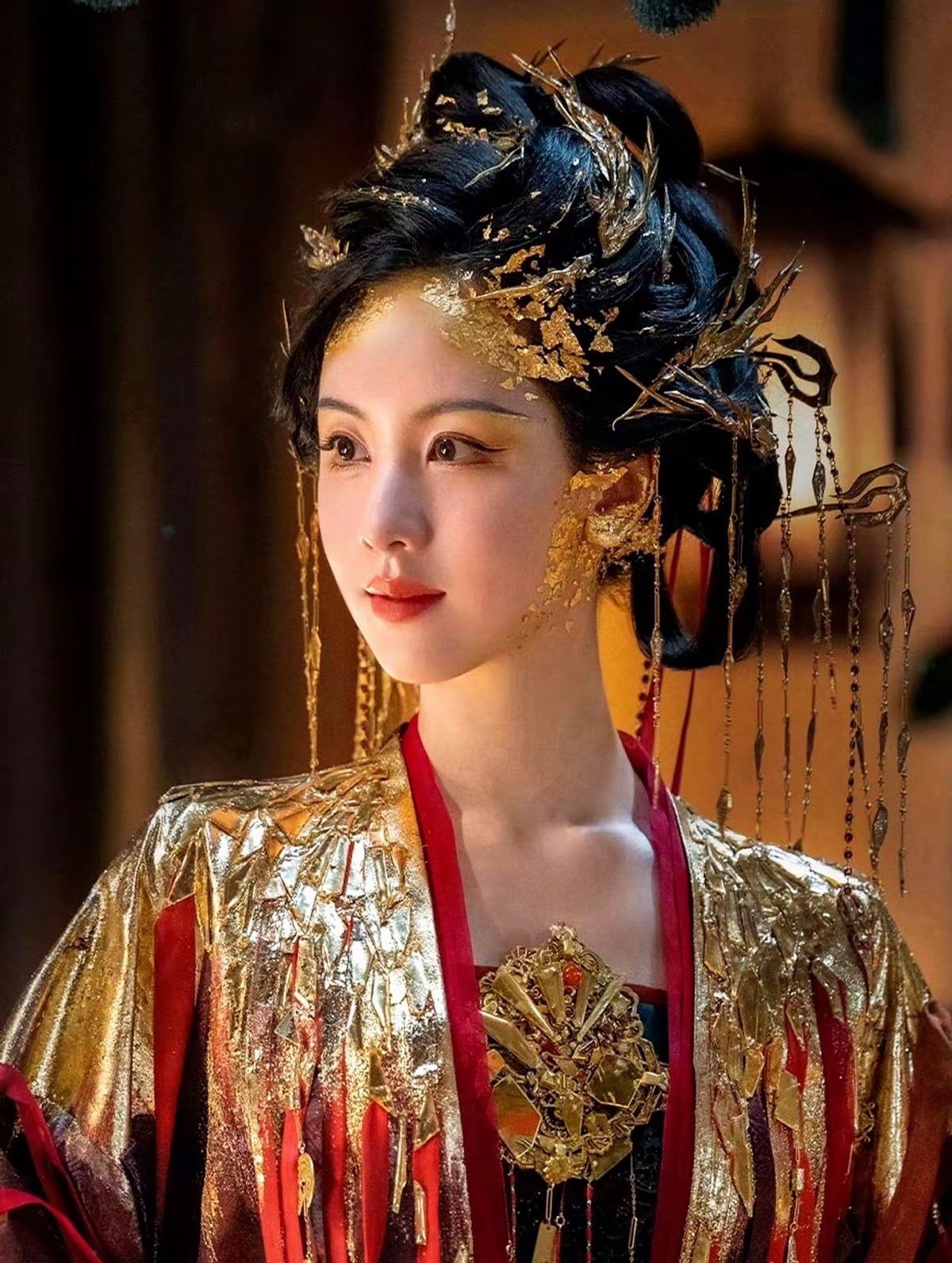 易小雅这双手，简直是古装造型里的“神之手”。虞书欣的小兰花一出来，直接把她送上了