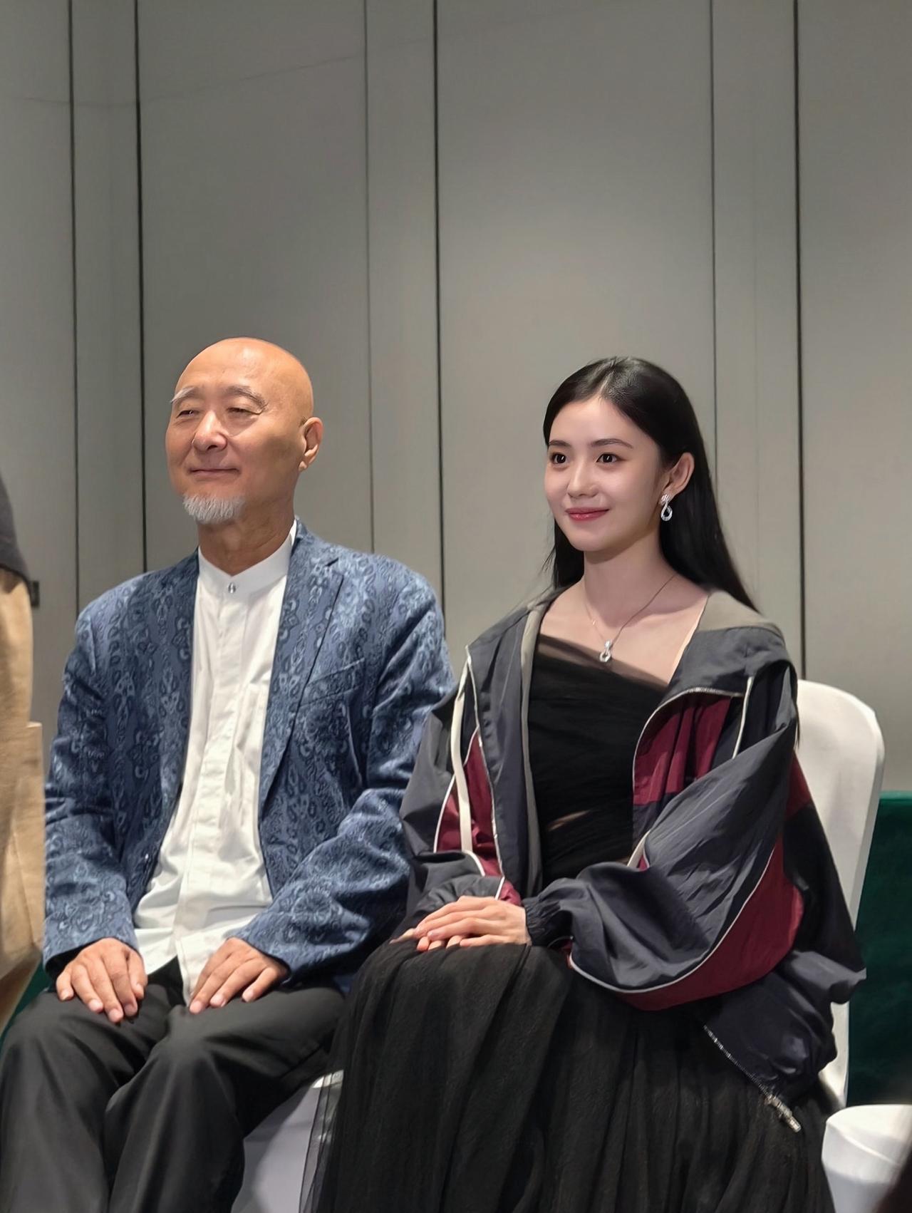 8月28日，第二十届长春电影节，陈佩斯与刘浩存坐在一起的画面。刘浩存要演技有演