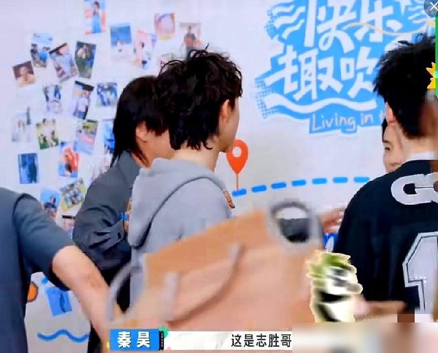 别的不说，我就看秦昊手上那个戒指。​一个大男人，手上戴着个又大又蓝的、一看就