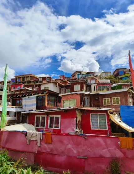 中国最大的尼姑庵——亚青寺，有2万多名女性在此苦修，这里有一个死规定：天黑之后，