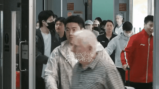 又要上战场啦又到了哥哥和妹妹装作不熟的时候又到了双方得遵循五米定律的时刻哈