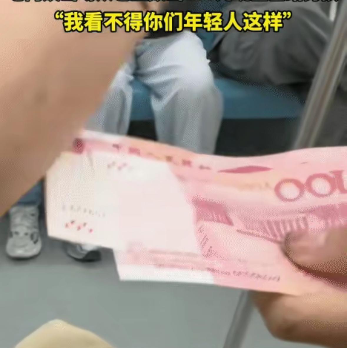 这才是上海人的格局！上海地铁9号线的一节车厢内，车厢里和往常一样挤满了人