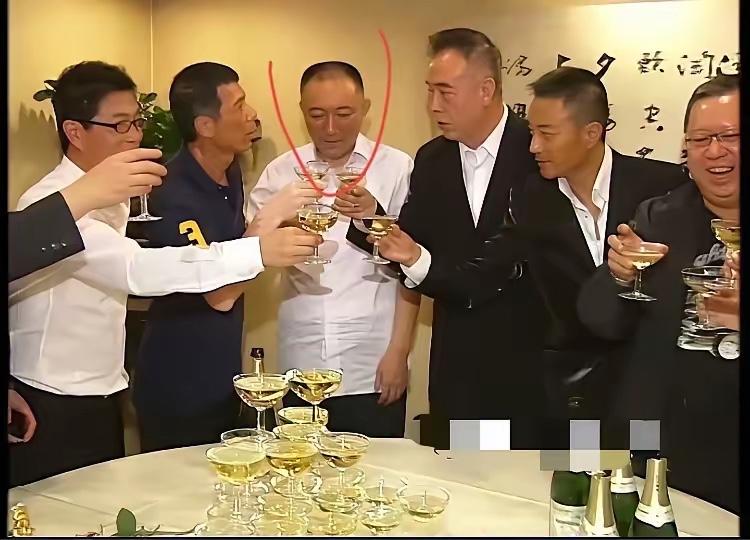 中间的大佬是谁？怎么敢站到C位？陈凯歌和冯小刚都不敢站