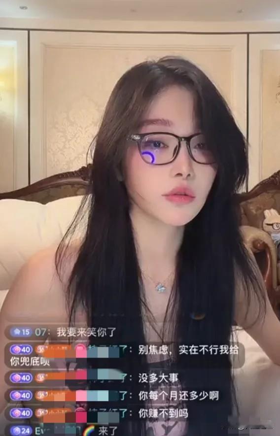 昨天看了一个抖音小主播打pk条没有大哥刷礼物，在直播间向其大哥哭诉下个月4万的房