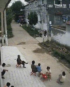 我看不懂。这种自建房，转弯不看的吗？