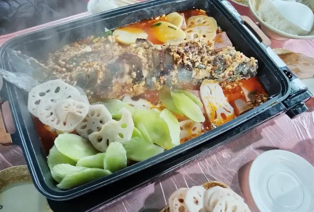 巫山神女天路入口，我举着相机请人帮忙按快门，回头一看是两个妹子，一个话多一个笑少