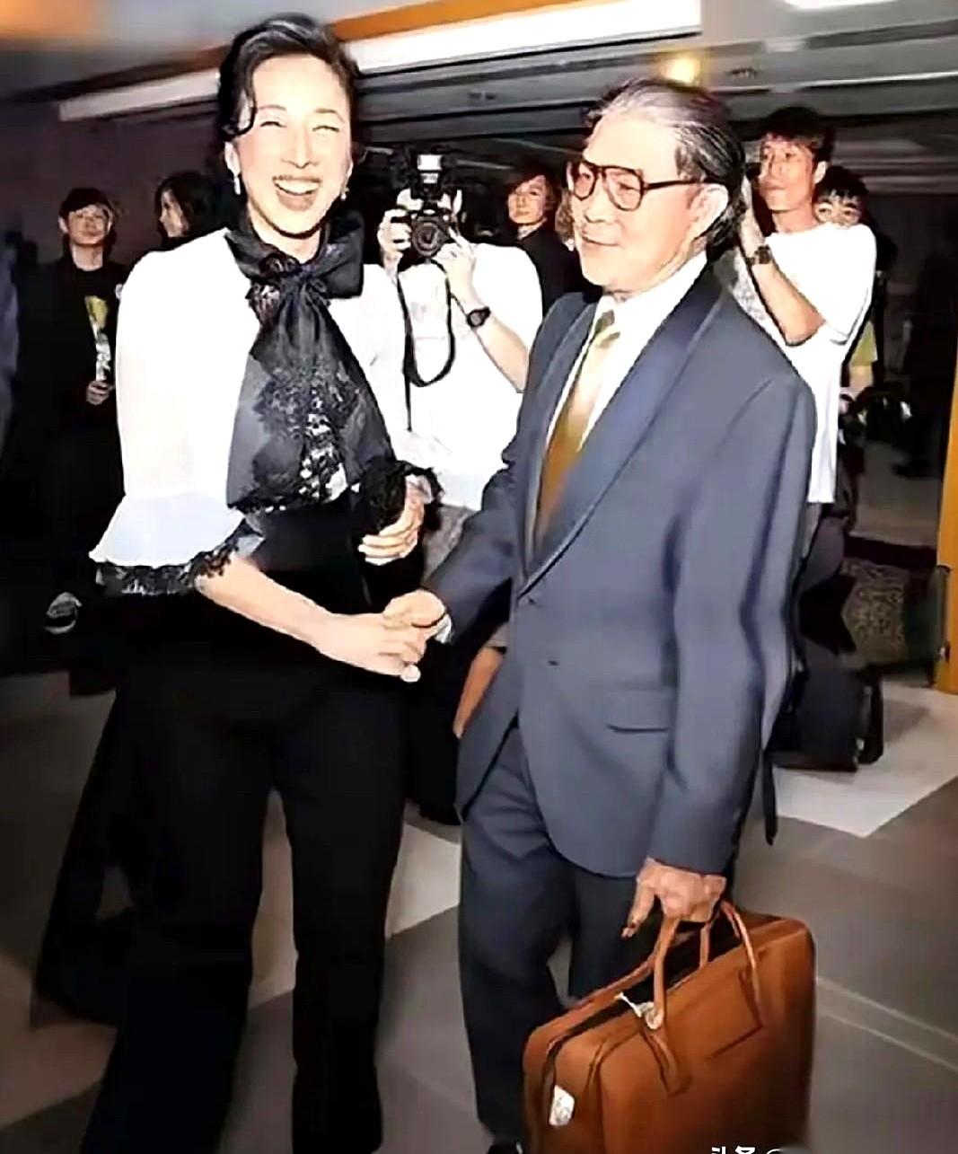 镜头对准霍震霆和朱玲玲同框的那一瞬间，现场的闪光灯有那么半秒的停滞。这哪里像是