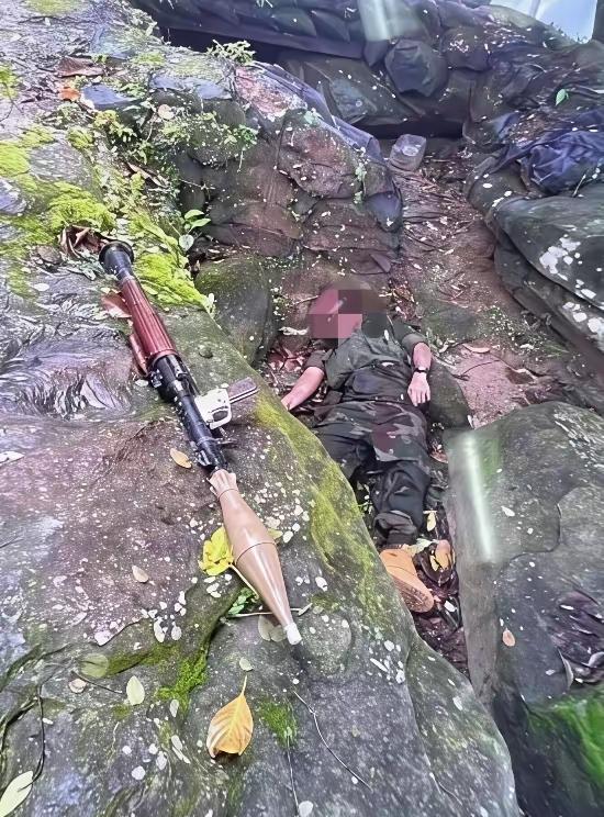 ​在泰国和柬埔寨之间交战的战场上，一名泰国士兵直接中弹倒地了，非常的可惜，还是个