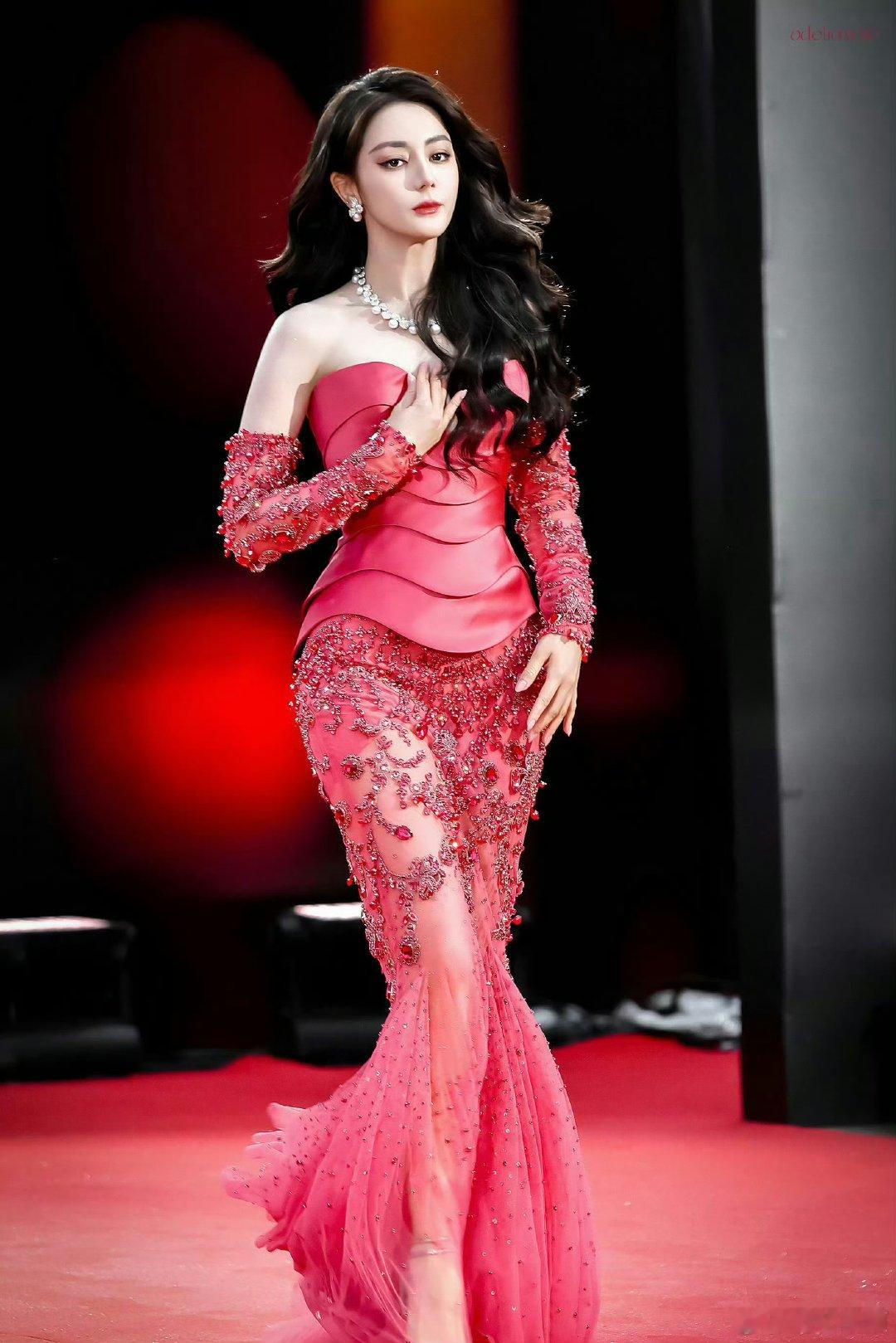 迪丽热巴女王出场迪丽热巴又来统治红毯了谁懂迪丽热巴红毯的杀伤力！抹胸鱼尾裙贴合身