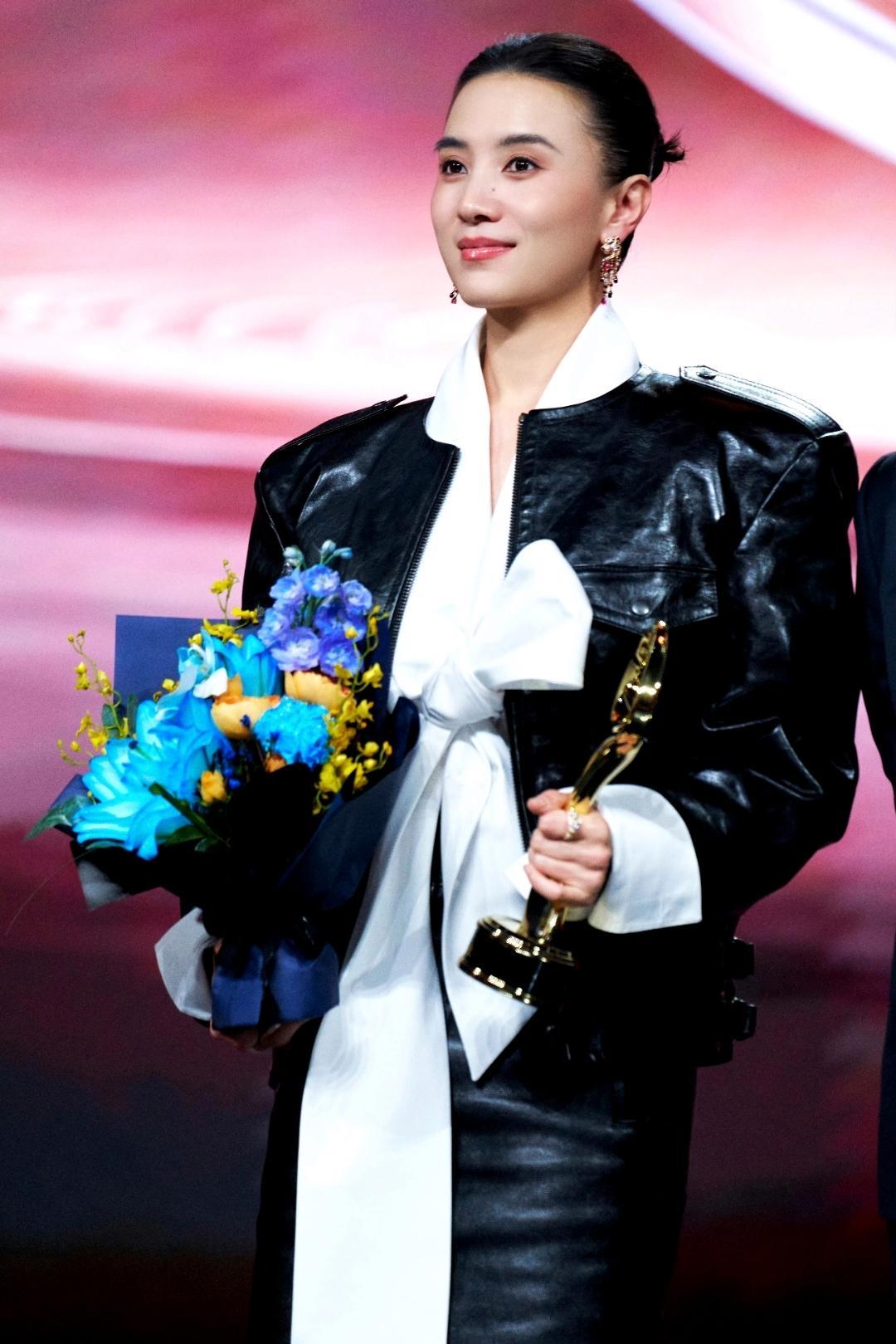 又飒又美，气场封神！宋佳盛典造型杀疯了，黑色皮质套装搭配纯白蝴蝶结内搭，酷帅与温