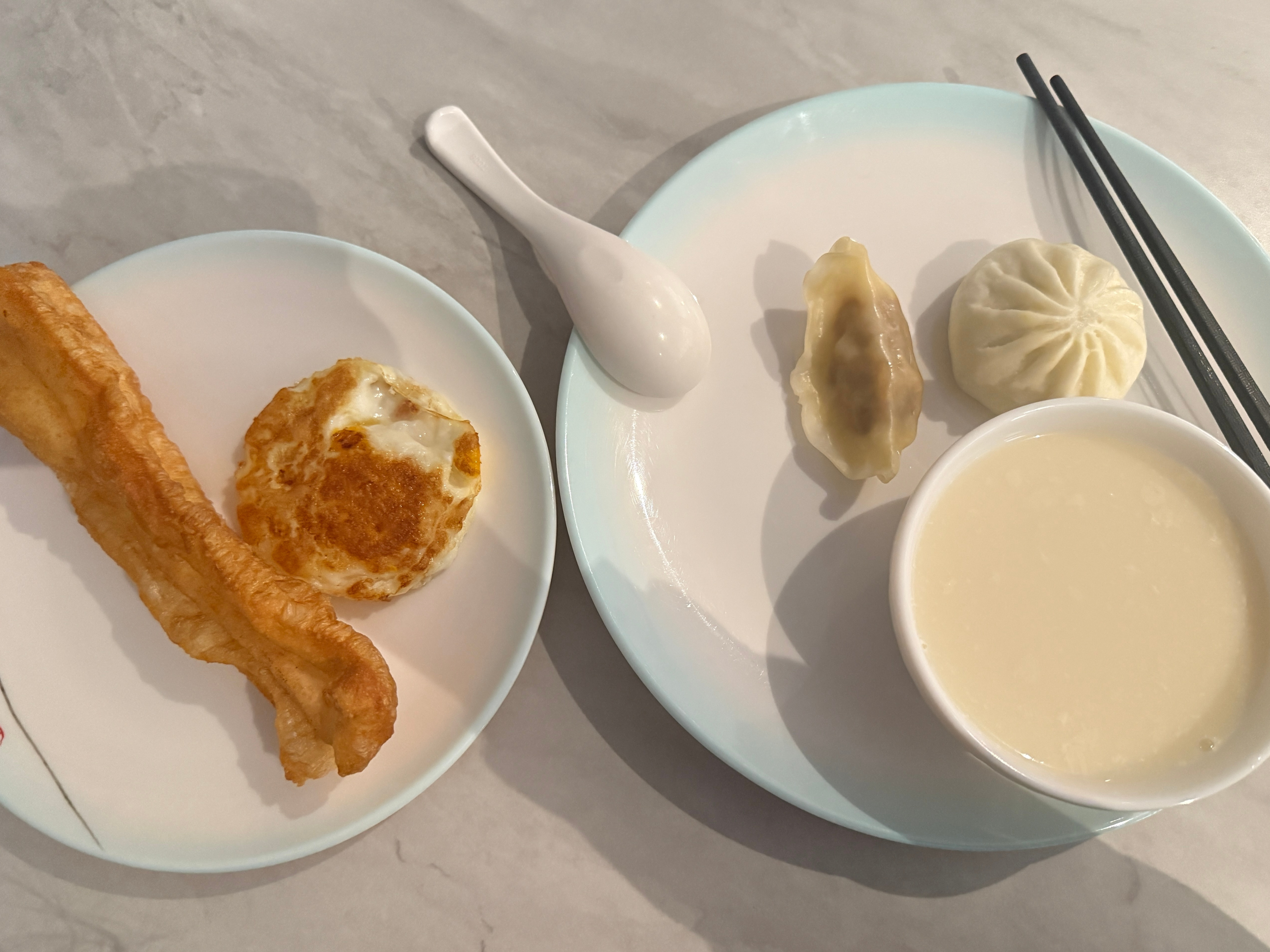 早上好！简简单单的早餐🍳煎饺包子豆浆油条！然后现在出发滑雪场了～身疼志坚，库库