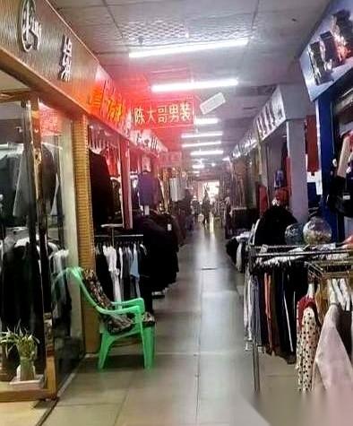 为什么咱们这儿，电商能把实体店摁在地上摩擦？一件衣服，商场里灯光打着，挂牌80