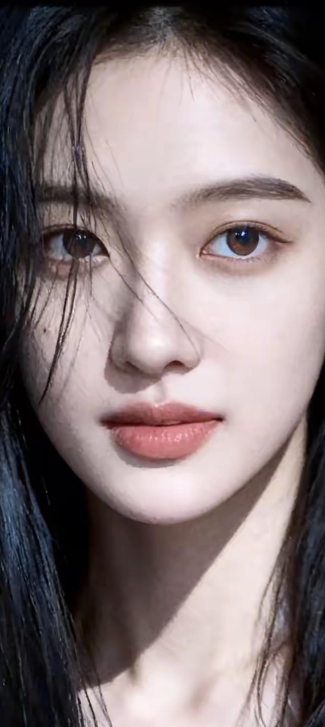 温柔甜美的少女，自然妆容，清新动人。