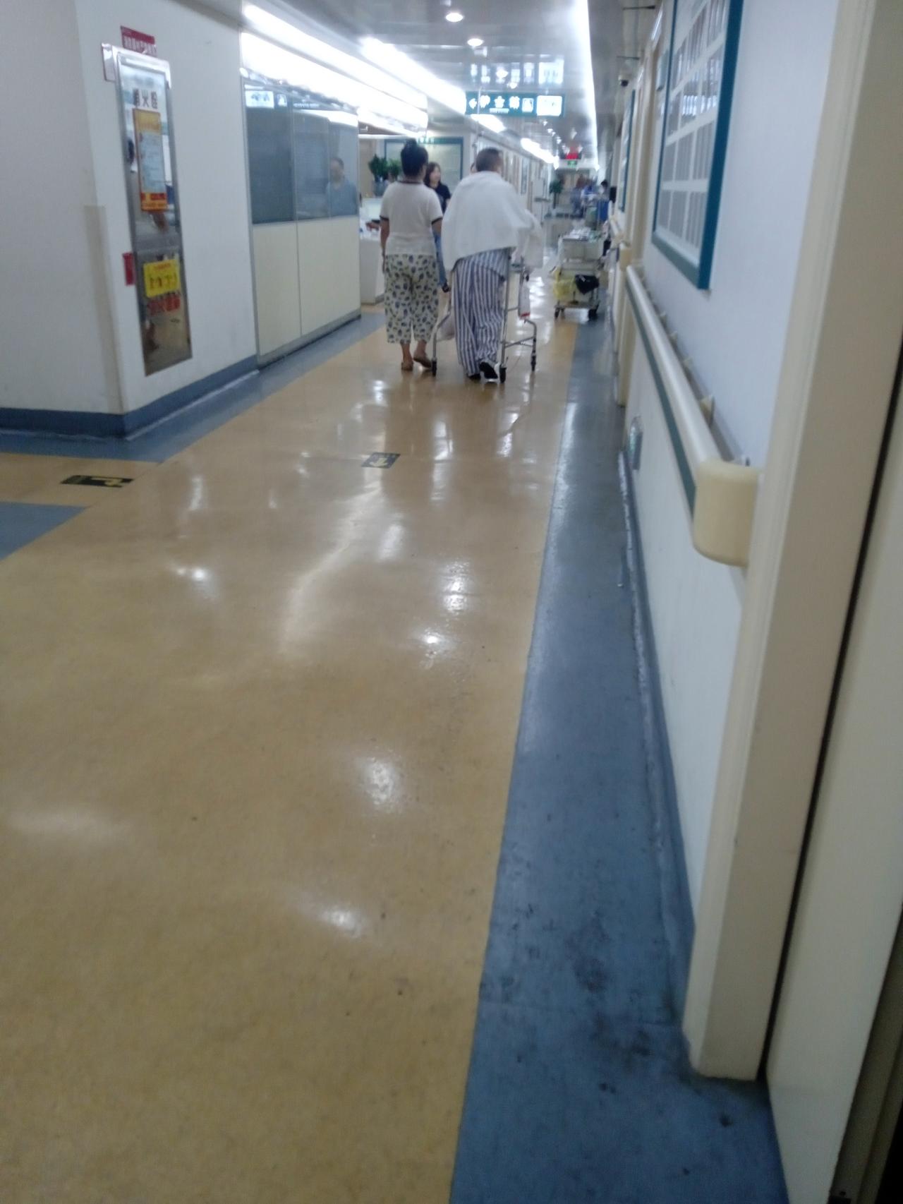 陪父亲在肿瘤医院住了两次院，我发现得了癌症，家属和本人都没有太伤心。玩手机，聊