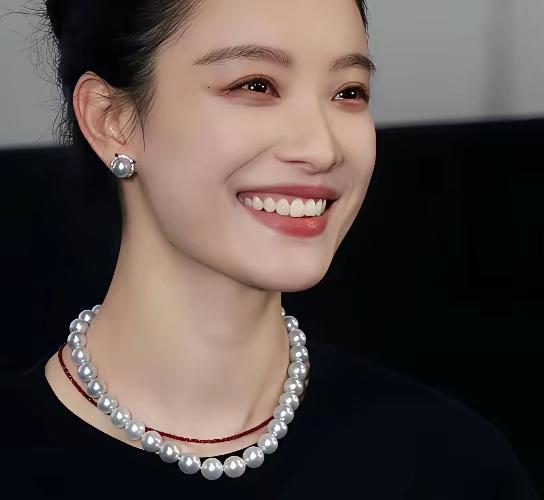 看倪妮这段经历，突然懂了什么叫“人生的伏笔早有安排”。1988年生在南京普