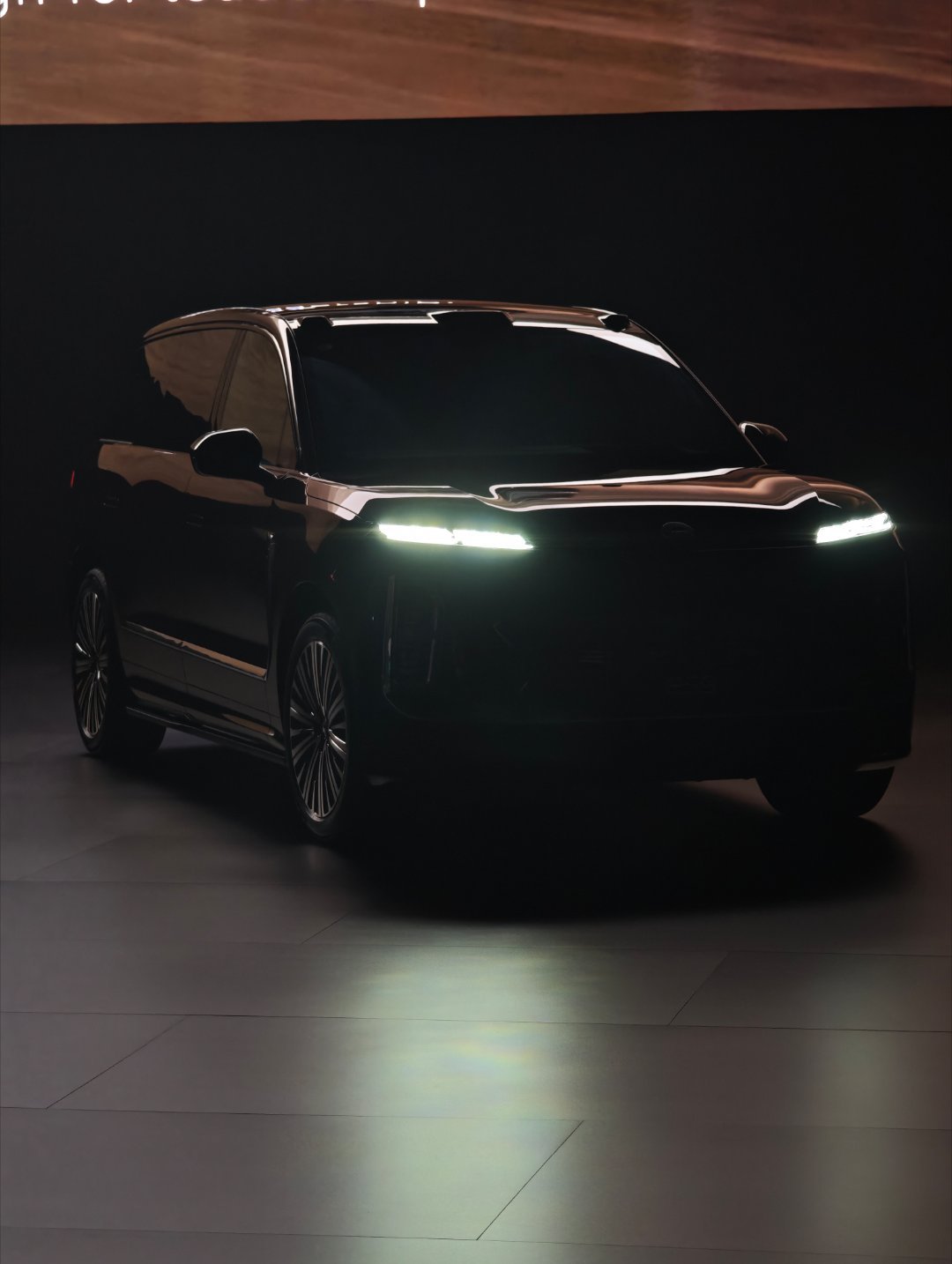 暗光条件下的蔚来ES9，大灯亮起、车身型面折射以及高级车漆，真的太好看了。大，雅
