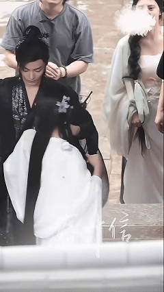 做侯明昊的女主都不用下地真的被侯明昊的臂力狠狠惊到！回想他这么多剧，几乎每个女主