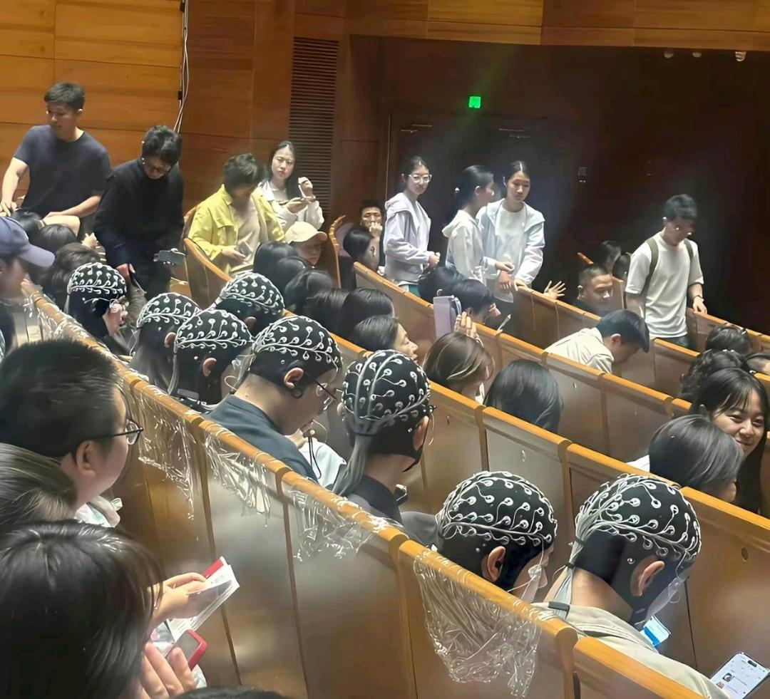 北大学堂这一幕，真的看呆了这是啥呀？同学们都在干什么？有大佬认识知道这是做什