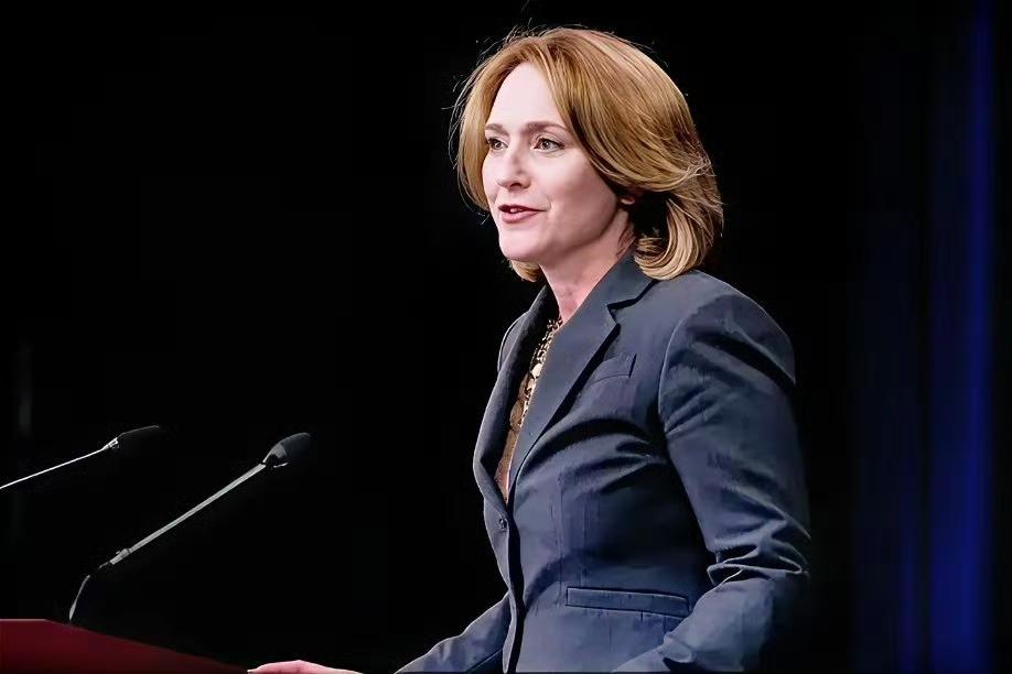 美国战争部副部长希克斯没把中俄放在眼里，她分析的有道理！她认为俄罗斯被乌