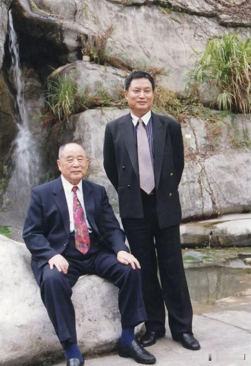 这是李德生将军和儿子的真实照片！父子俩面带微笑，画面温馨！今年是李德生将军诞