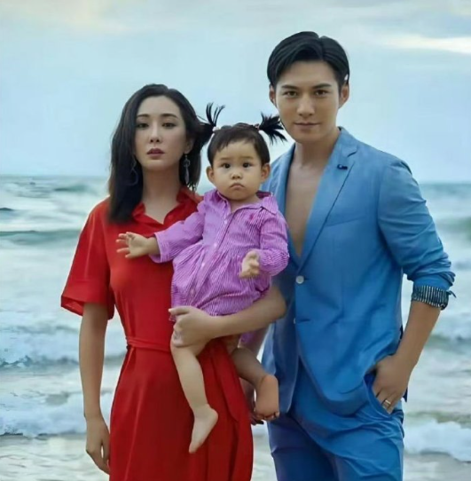 严屹宽跟杜若溪的女儿，这相貌感觉有点正正得负​​​
