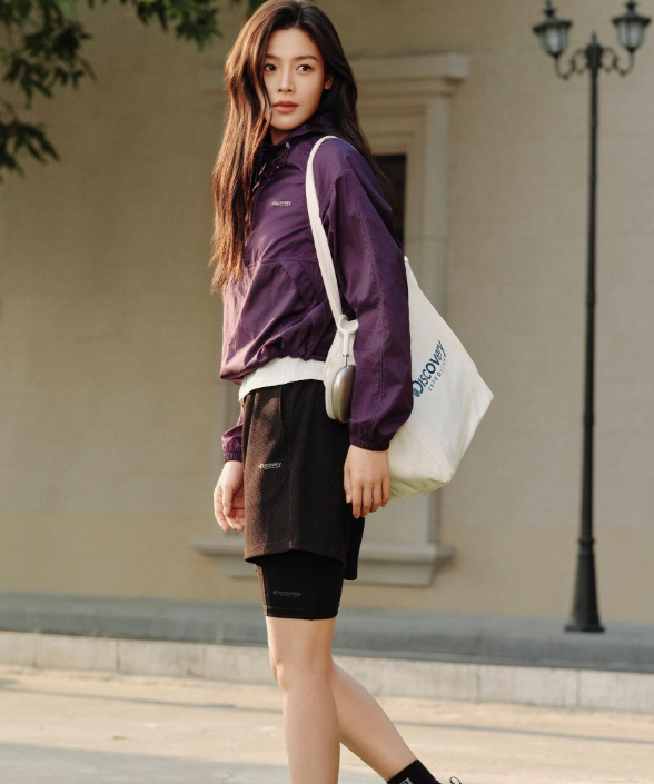 从《镖人》里飒爽出圈的阿育娅到镜头下松弛自在的户外少女，陈丽君的每一步都走得