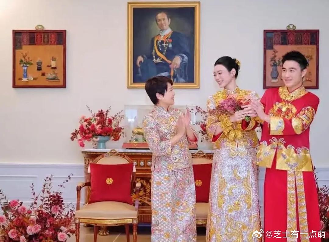 何猷君奚梦瑶的中式敬茶照一出，四太梁安琪的笑容直接说明了一切！​