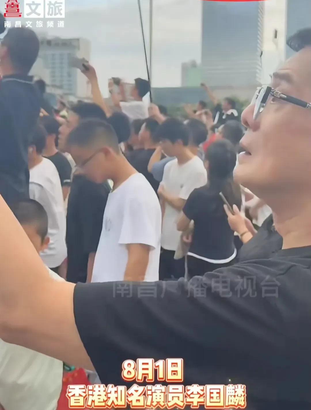 “鸠摩智”李国麟今天现身南昌八一广场，观看升旗仪式热泪盈眶。看他站的位置是跟孩