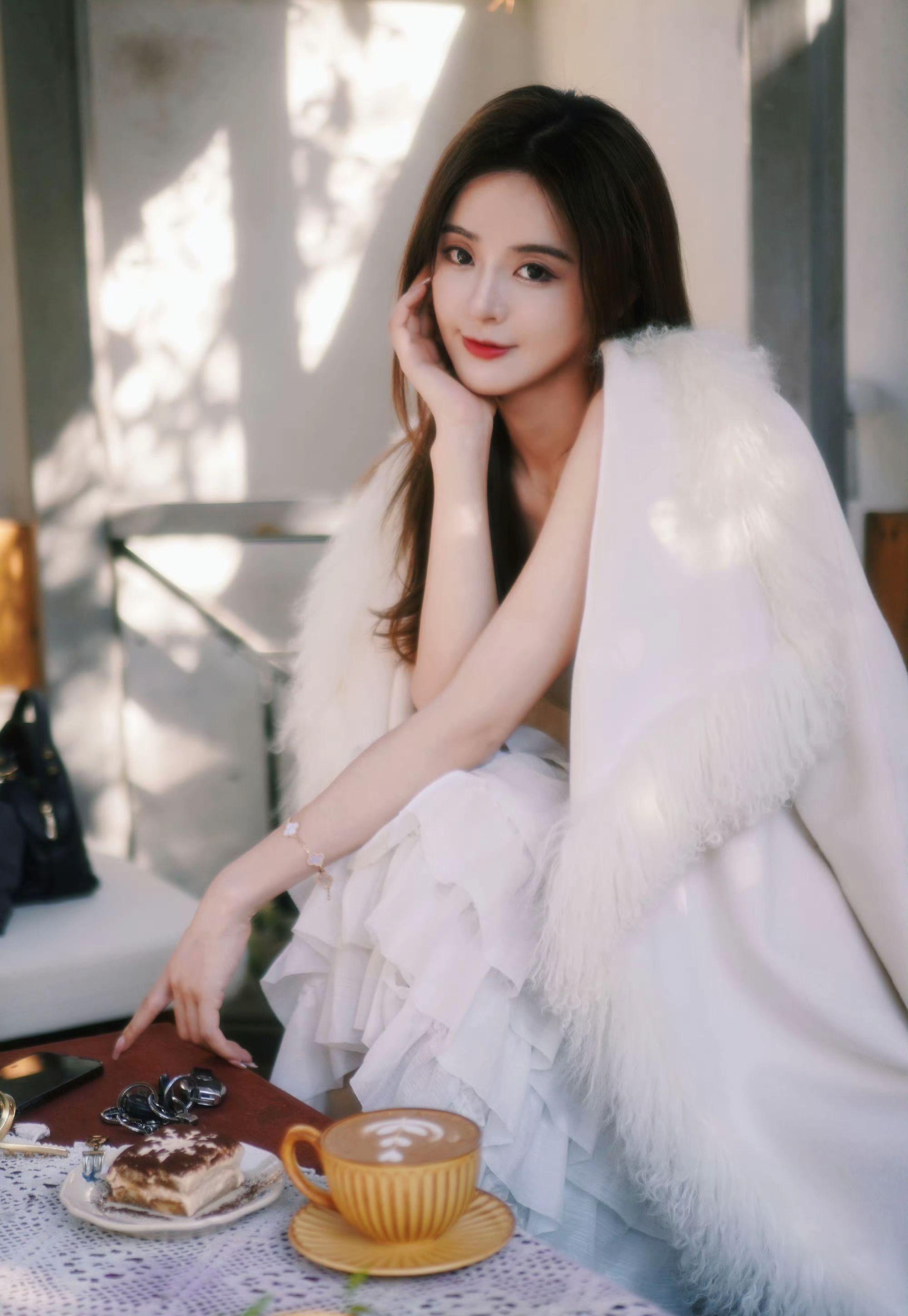 车模美女五月儿