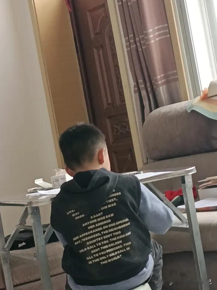 二年级男孩一教就炸毛？捂耳朵、发脾气不是叛逆，用对3招比吼100句管用“刚