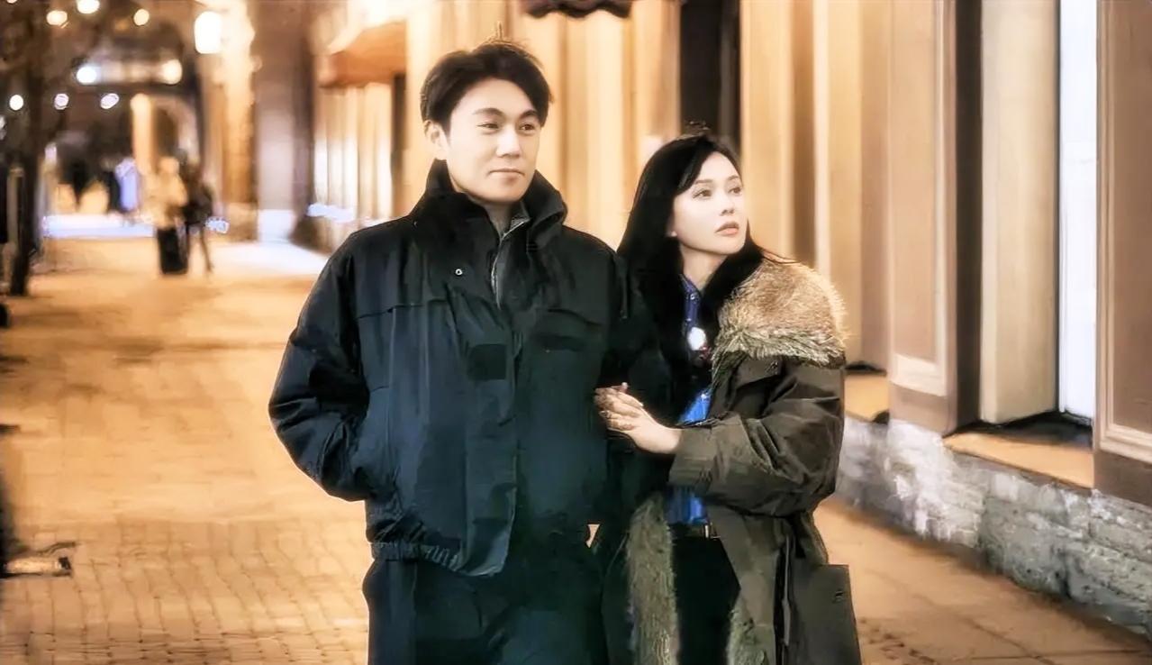 伊能静这回算是把“秦昊式浪漫”的底裤给扒了——说是夫妻旅行，实则是她拖着病体当免