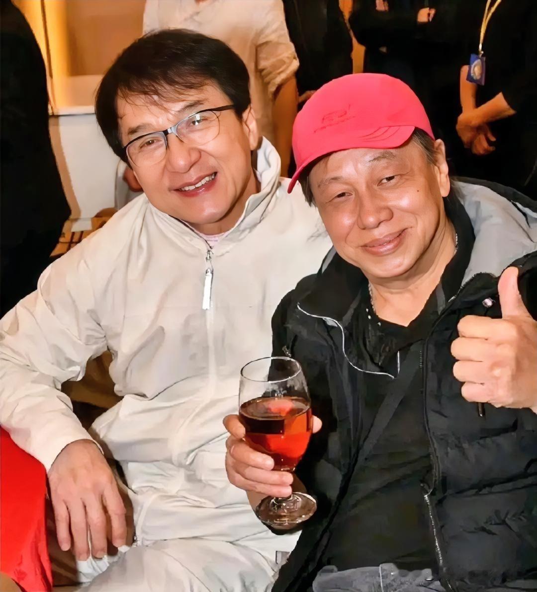 泪目了，成龙发文悼念梁小龙！同为香港icon“四小龙”，看到死讯，成龙大