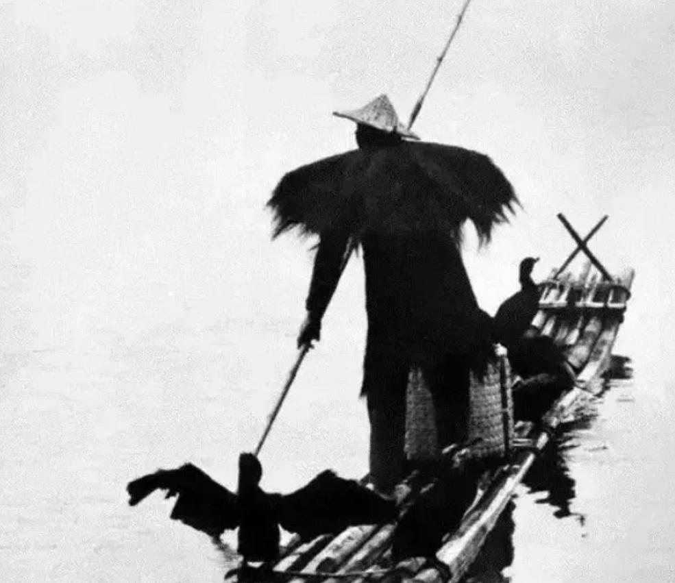 1942年那阵子，渔民陈根土撑着船，载着16个日本鬼子过江。船划到江中间的时候，