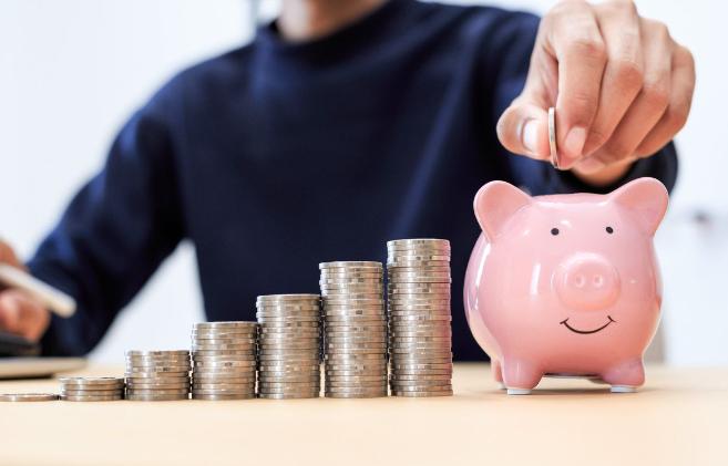 🌙终于有人把话说透了：当普通人存款到20–50万，最危险的不是没钱终于有人把